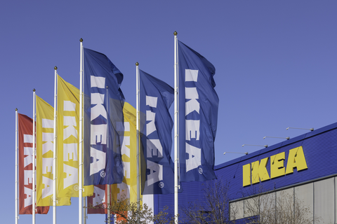 flagi przed sklepem ikea w barkarby poza sztokholmem, szwecja