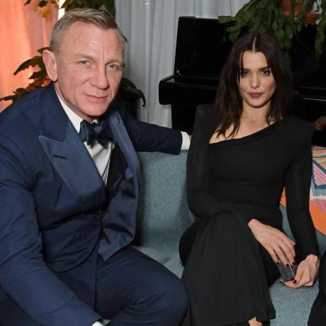 londyn, anglia 16 października l to r daniel craig, rachel weisz i barbara brokuły biorą udział w imprezie zamykającej festiwal filmowy bfi w londynie dla szklana cebula noże rozwiewa tajemnicę w 180 the strand 16 października 2022 r. w londynie, anglia fot. david m benettdave benettgetty obrazy dla netflix