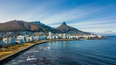 Wybrzeże Cape z Signal Hill, Lion's Head i Table Mountain.