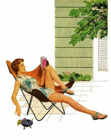 kobieta czytająca książkę na zewnątrz