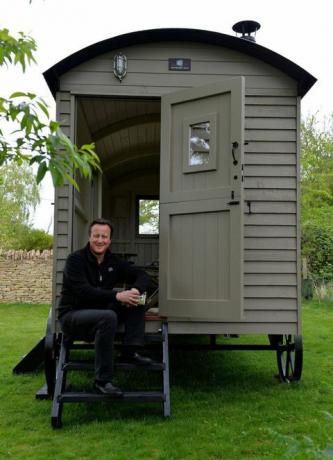 Były premier David Cameron kupuje designerską szopę ogrodową - chatę pasterską - o wartości 25 000 funtów