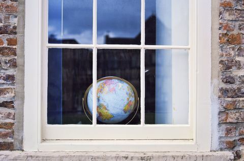 Globe, mapa świata, na parapecie