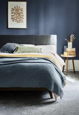 pomysły na sypialnię spokojny niebieski i dywanowy szary super wysublimowany