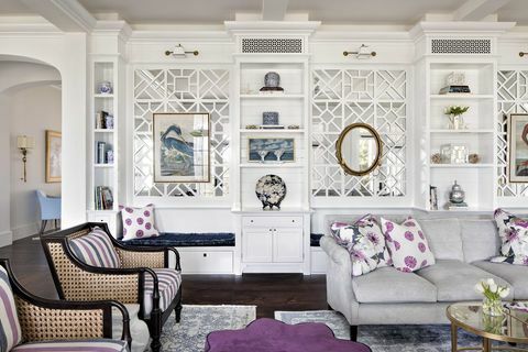 salon, szara sofa, fioletowo-białe poduszki dekoracyjne, białe szafki do przechowywania, fioletowa otomana