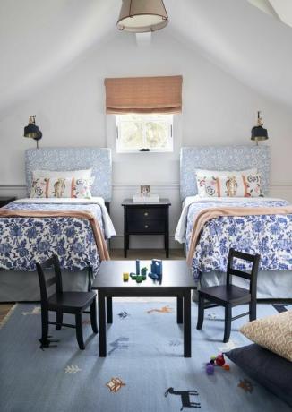 sypialnia dziecięca, podwójne łóżka, czarne krzesła i stół z klockami, kwiatowy zagłówek