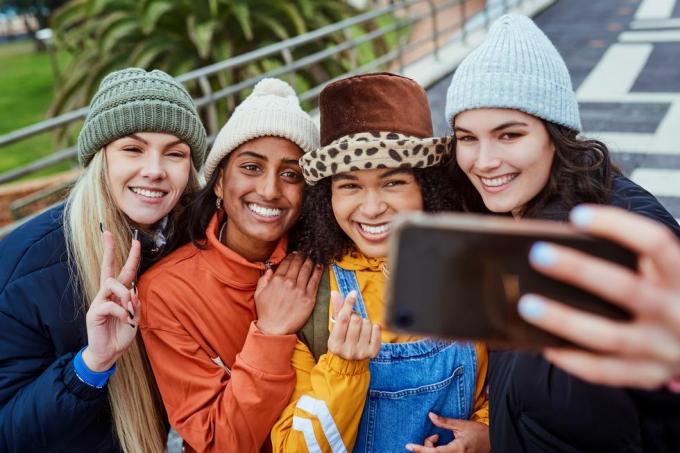 szczęśliwe, selfie i koleżanki podróżujące razem po mieście podczas wakacji w Meksyku różnorodność, uśmiech i młode kobiety robiące zabawne zdjęcia telefonem, aby opublikować je w mediach społecznościowych podczas wakacyjnej wycieczki
