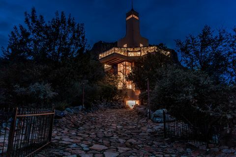 Falcon Nest, najwyższy na świecie dom jednorodzinny, wzniesiony na zboczu Prescott, Arizona Buttona Butte