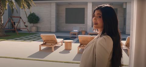 Kylie Jenner ma basen na środku swojej rezydencji w Los Angeles, jak widać w jej filmie z 73 pytaniami dla Vogue