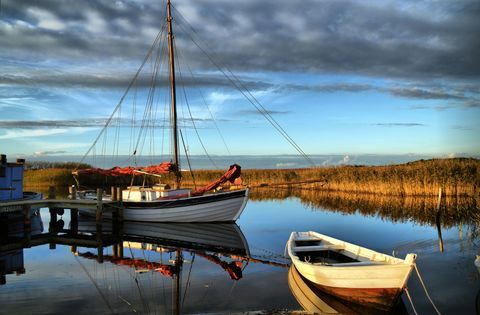 Dania: łodzie w niewielkim porcie w Bjerregård na zachodnim wybrzeżu Jutlandii