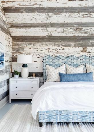 sypialnia, drewniane panele ścienne, niebiesko-biała rama łóżka z białą pościelą