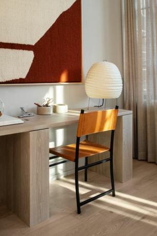 biuro, gabinet, czarno-skórzane krzesło biurowe, drewniane biurko