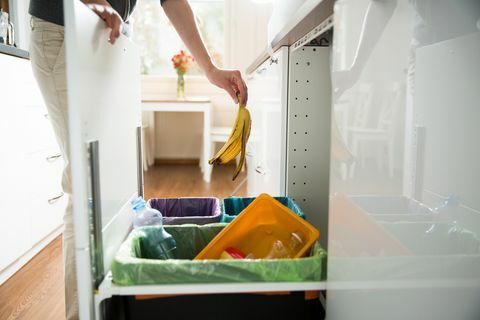 Pojemniki na śmieci. Koncepcja recyklingu.