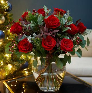 Red Velvet Rose Bouquet (Dostawa od 1 grudnia 2021)