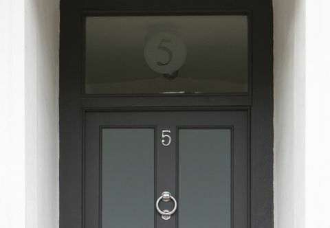 Numer drzwi pięć (5)