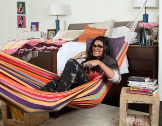 Rachel Roy na swoim pasiastym łóżku w swoim pokoju z hamakiem