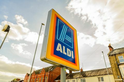 Logo Aldi w centrum miasta Northampton