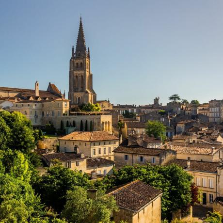 Monolityczny kościół Saint-Emilion i stare miasto. Bordeaux, Francja