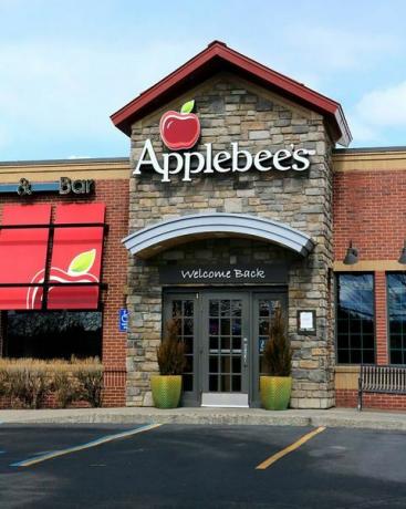 wejście do restauracji Applebees z logo nad drzwiami, północny idaho fot.Don Melinda Crawford Obrazy edukacyjneUniwersalne zdjęcia grupowe via getty images