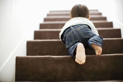 Dziecko wspina się po schodach, czołgając się