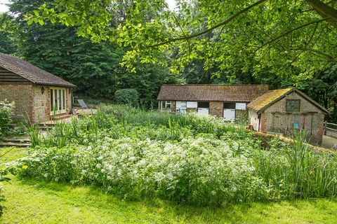 Domek nad jeziorem na sprzedaż w Farnham, Surrey