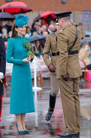 książę i księżna walii biorą udział w paradzie z okazji dnia świętego patryka