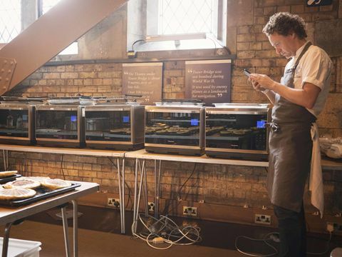 Tom Kitchin gotuje w Tower Bridge Walkway przy użyciu tylko mikrofalowych kombinacji mikrofalowych 2