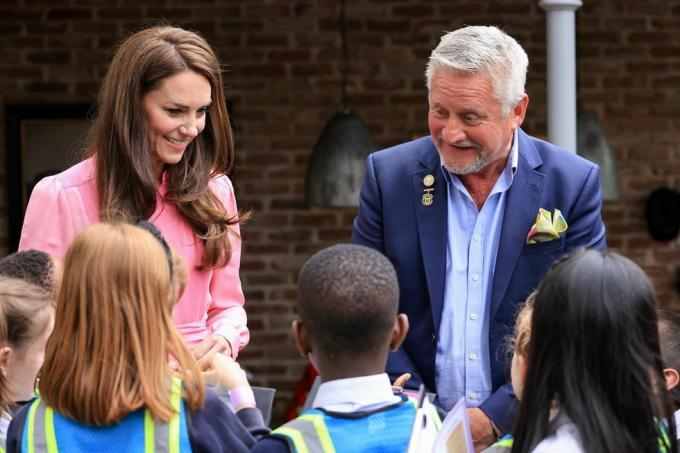 Księżna Walii Kate Middleton odwiedza wystawę kwiatową RHS w Chelsea 2023, jest pokazana w ogrodzie Savills zaprojektowanym przez Marka Gregory'ego