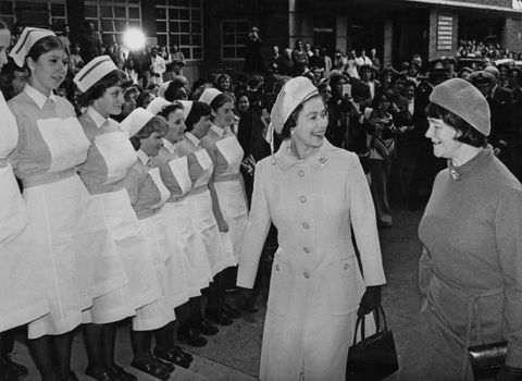 Królowa Elżbieta II z wizytą w szpitalu Great Ormond Street w Londynie, 10 listopada 1977 r.