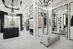 Ta rezydencja o wartości 14 milionów funtów wyposażona jest w ogromną garderobę inspirowaną butikiem Chanel