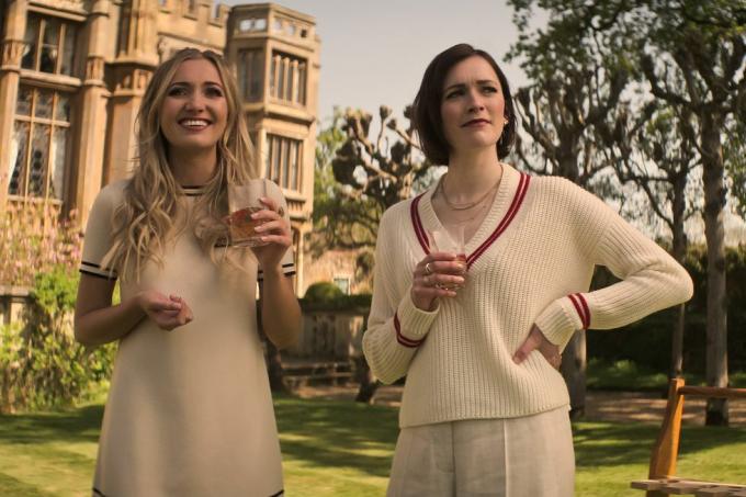 you l to r tilly keeper jako lady phoebe, charlotte ritchie jako kate w odcinku 404 ciebie cr dzięki uprzejmości netflix © 2022