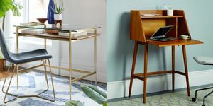 złote szklane i drewniane biurko oraz drewniane biurko