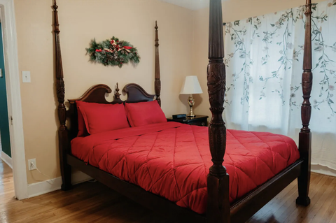 czerwona świąteczna sypialnia sama w domu airbnb dallas texas
