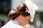 Kate Middleton nosi białą koronkową sukienkę Alexander McQueen w Royal Ascot