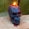 Ta straszna świeca z czaszką „krwawi” podczas topienia, więc może wywołać koszmary