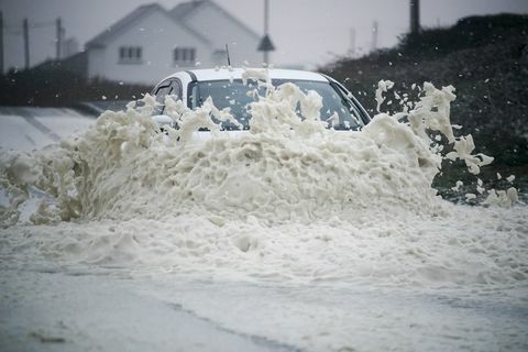 Huragan Ofelia uderza w Wielką Brytanię