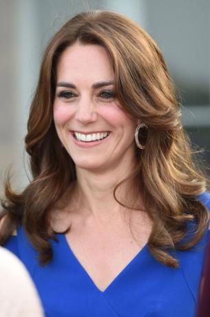 Kate Middleton niebieska sukienka Roland Mouret
