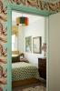 Małe londyńskie mieszkanie projektanta wnętrz wypełnione kolorem i wzorem