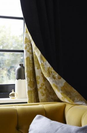 jesienne barwy – zasłona w salonie udrapowana na żółtą sofę