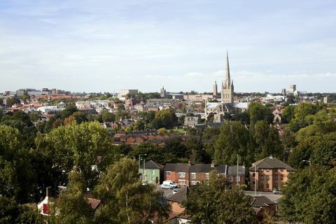 widok na miasto Norwich w Norfolk w Anglii, z mysiego wrzosowiska, główne charakterystyczne budynki widziane tutaj są od lewej do prawej, kościół św Piotra Mancrofta, ratusz w Norwegii, katedra w Norwegii i katedra rzymskokatolicka w Norwegii, wiele starożytnych budynków może być również widziany