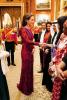Kate Middleton ma na sobie czerwoną suknię Jenny Packham i tiarę z kwiatu lotosu w recepcji Pałacu Buckingham. Zobacz zdjęcia