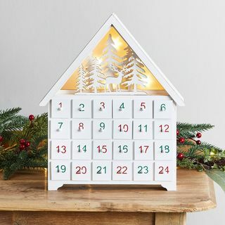 Kalendarz adwentowy drewniany domek zimowy