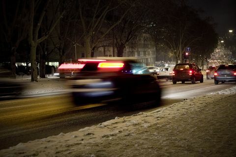 Pokryta śniegiem ulica nocą, ruch uliczny - zamazany ruch