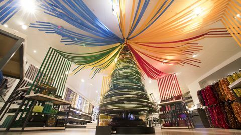 John Lewis Christmas Shop 2018 - ombre tęczowe drzewo