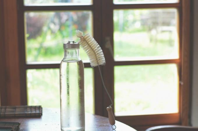 Szczotka prętowa zero waste do czyszczenia butelek i szklanej butelki z wodą w kuchni