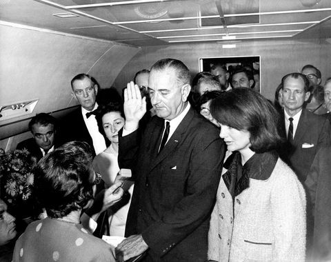 Jackie Kennedy z Lyndon Johnson przysięga na Air Force One