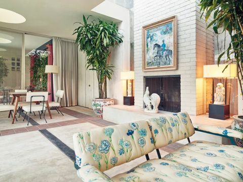 josh flagg jest właścicielem zestawu krzeseł billy haines w tle tego zdjęcia od Betsy Bloomingdale's Billy Haines Designed Home