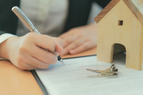 Pojęcie umowy zakupu domu, bizneswoman podpisuje umowę zakupu domu.