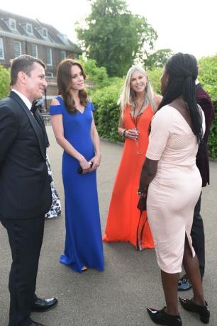 Kate Middleton niebieska sukienka Roland Mouret