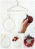 Jak zrobić wieniec świąteczny za pomocą wieszaka z drutu