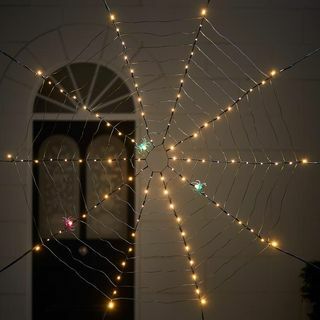 100 LED rozświetla sieć pająków
